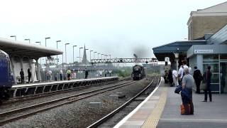 The Cornish Riviera storms through Swindon [upl. by Brandtr]