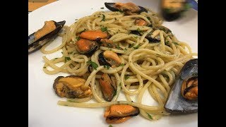 Espaguetis con Mejillones sin Tomate [upl. by Lennor693]