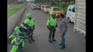 Versiones encontradas sobre caso de policía que golpeó con su casco a conductor en Bogotá [upl. by Naivatco]